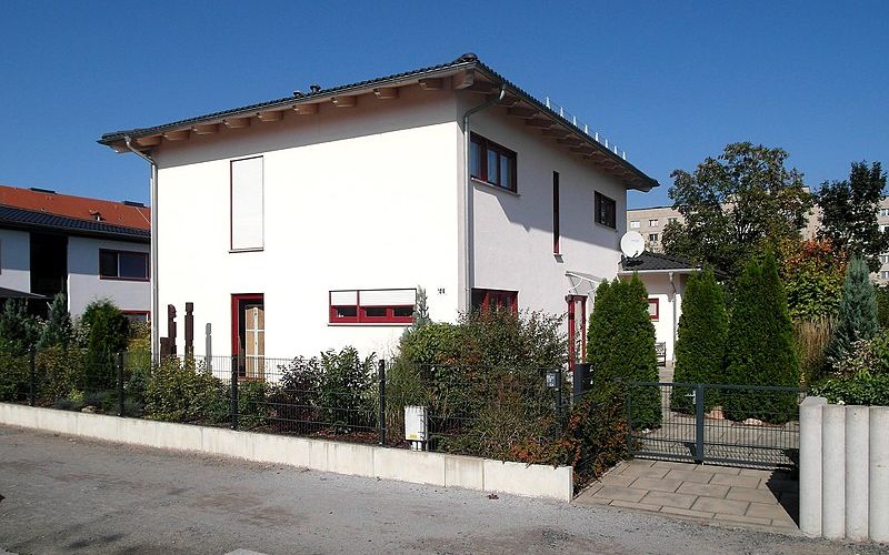 Zwangsversteigerung Einfamilienhaus mit integrierten Garagen in 42579 Heiligenhaus