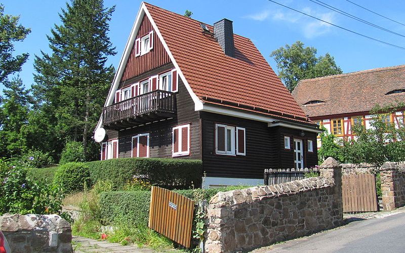 Zwangsversteigerung Zwei Einfamilienhäuser und Ackerland in 95365 Rugendorf
